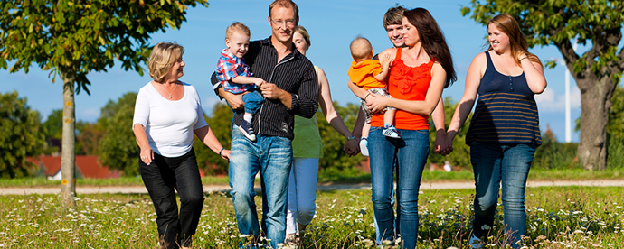 Familj på promenad